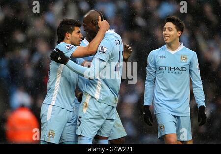 Football - Barclays Premier League - Manchester City / Tottenham Hotspur - Etihad Stadium.Mario Balotelli (au centre à gauche) de Manchester City célèbre le but gagnant avec ses coéquipiers Banque D'Images