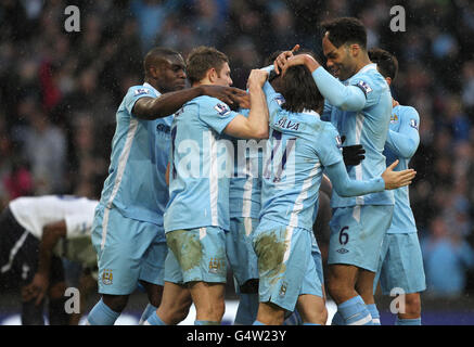 Football - Barclays Premier League - Manchester City / Tottenham Hotspur - Etihad Stadium.Mario Balotelli (au centre) de Manchester City célèbre le but gagnant avec des coéquipiers Banque D'Images