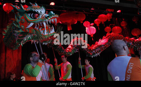 Les artistes se produisent avec un dragon chinois à motifs irlandais spécialement commandé, alors que des centaines de personnes se sont rassemblées à Meeting House Square, à Dublin, dans le cadre du festival du nouvel an chinois. Banque D'Images