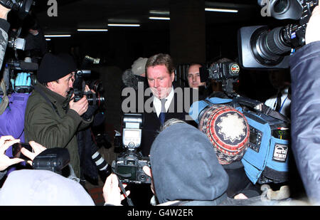 Harry Redknapp, directeur de Tottenham Hotspur, quitte le tribunal de la Couronne de Southwark, à Londres, où il est accusé d'évasion fiscale. Banque D'Images