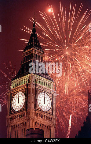 Les feux d'artifice explosent au-dessus de Big Ben, aux coups de minuit, à Londres, pour inaugurer le nouveau millénaire au Royaume-Uni. Banque D'Images