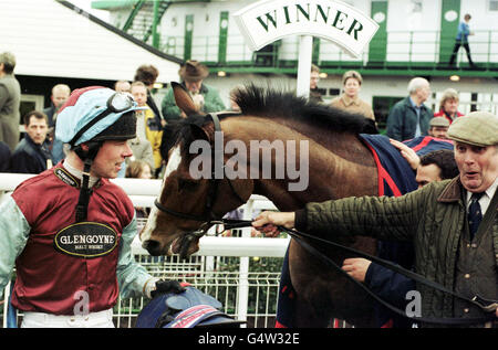 Sad Mad Bad et le jockey Alan Dempsey (à gauche) sont conduits dans l'enceinte des gagnants, après avoir été le premier passé le poste en ukbetting.com.Steeple Chase à Uttoxeter, entrant dans les livres de records comme premier gagnant du millénaire. Banque D'Images