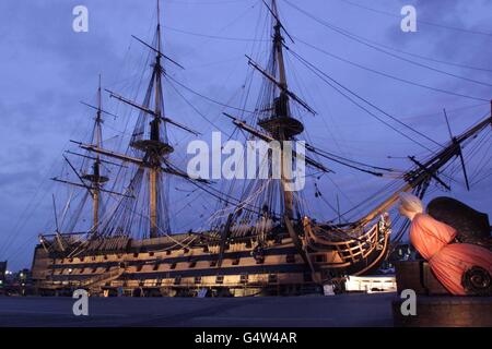 De nouvelles illuminations éclairaient la victoire du HMS dans le chantier naval historique de Portsmouth. Les feux ont été installés dans le cadre des travaux de rénovation du millénaire de la base navale vieille de 900 ans. 19/05/04: Les bois de chêne vieux de 200 ans cultivés sur les ordres du premier amiral de la Royal Navy, Lord Nelson, étaient transportés aujourd'hui pour servir à la restauration de son phare HMS Victory. Banque D'Images