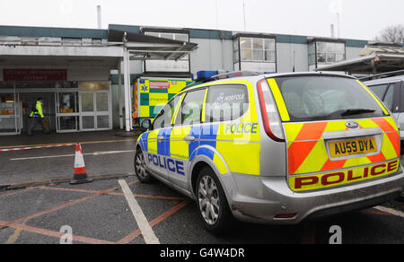 Une voiture de police est vue à l'extérieur de l'hôpital West Suffolk à Bury St Edmunds, après que le prisonnier violent Andrew Farndon ait été tiré des griffes des officiers de prison par un complice armé à l'hôpital. Banque D'Images