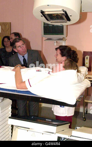 HRH Prince of Wales assister à une démonstration du simulateur avec des membres du personnel.Le scanner simule le traitement par radiothérapie et permet aux radiographes de planifier la meilleure technique de traitement pour chaque patient.* ...pendant leur séjour à l'hôpital.HRH a ouvert le département d'oncologie de Gloucestershire, à l'hôpital général de Cheltenham. Banque D'Images