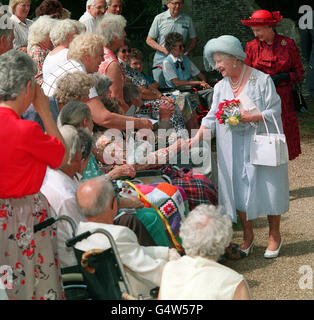 La Reine mère, suivie de la Reine, rencontre des adeptes à son 91e anniversaire, à l'extérieur de l'église paroissiale de Sandringham. Banque D'Images
