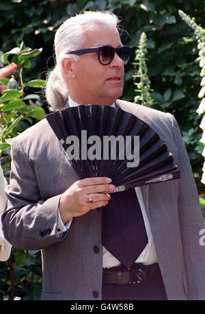 Le designer Karl Lagerfeld dans le jardin Chanel, au Chelsea Flower Show à Londres. Banque D'Images