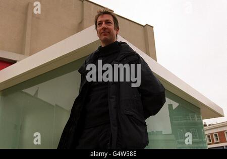 Le sculpteur Alex Hartley dévoile la boîte en verre géant qui lui a valu le plus grand prix annuel d'art du Royaume-Uni à ce jour. L'homme de 36 ans était au lancement d'Art2000, la 12e Foire d'art contemporain de Londres, pour montrer les fruits de la première sculpture de 30,000. * au Prix de la Commission Goodwood. Hartley a reçu le prix en avril 1999 après qu'un panel d'experts en art ait choisi son design plutôt que celui de 19 espoirs rivaux. Banque D'Images