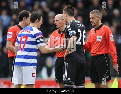 Capitaine des Rangers du Queens Park Joey Barton (2e à gauche) Serre la main avec le capitaine de Chelsea John Terry (2e à droite) avant le lancement Banque D'Images