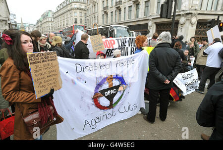 Un groupe de manifestants en fauteuil roulant s'enchaînaient sur Regent Street à Oxford Circus, Londres, alors qu'ils protestent contre le projet de loi du gouvernement sur la réforme du bien-être social. Banque D'Images