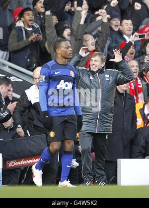 Football - FA Cup - quatrième tour - Liverpool / Manchester United - Anfield.Kenny Dalglish, le directeur de Liverpool, célèbre sur la ligne de contact alors que Patrice Evra (à gauche) de Manchester United se déplace vers le point de départ Banque D'Images