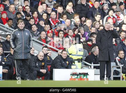 Le directeur de Liverpool Kenny Dalglish (à gauche) et le directeur de Manchester United Sir Alex Ferguson (à droite) sur la ligne de contact. Banque D'Images