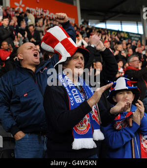 Football - FA Cup - quatrième tour - Hull City / Crawley Town - KC Stadium.Crawley Town fans dans les stands lors de la FA Cup, quatrième tour de match au KC Stadium, Hull. Banque D'Images