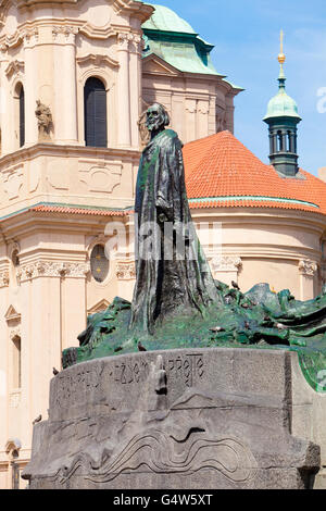 Prague, place de la vieille ville - Mémorial de Jan Hus et l'église Saint-Nicolas Banque D'Images