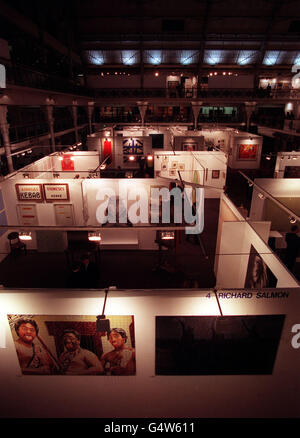 Une vue générale de l'exposition ART 2000 au Business Design Center d'Islington, Londres. Banque D'Images