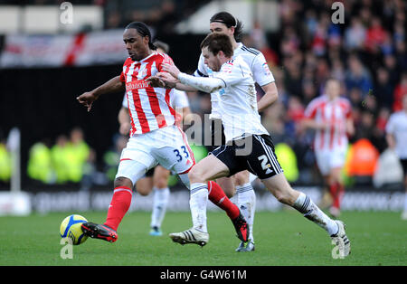 Cameron Jerome (à gauche) de la ville de Stoke et John Brayford du comté de Derby bataille pour le ballon Banque D'Images