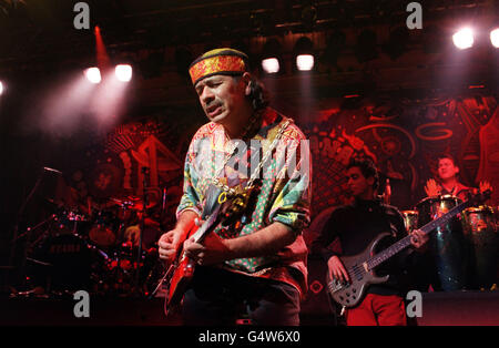 Carlos Santana, ancien chanteur américain de rock et de rock, nominé aux Grammy Awards, se produit sur scène au Tabernacle, à Notting Hill à Londres, où il a joué un spectacle spécial pour les invités. Banque D'Images