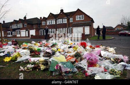 Le tapis de fleurs pousse à l'extérieur de la maison des victimes de meurtre avtar et Carol Kolar's dans Handsworth Wood aujourd'hui. Le ressortissant lituanien Rimvydas Liorancas, accusé du meurtre de Kolar, a été trouvé mort dans la prison de Woodhill, a déclaré la police des West Midlands. Banque D'Images