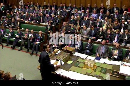 Le leader travailliste Ed Miliband s’exprime à la Chambre des communes de Londres, alors que le Premier ministre David Cameron a été confronté à une réaction négative de la part des eurosceptiques conservateurs après avoir abandonné son opposition à la Cour de justice de l’Union européenne, utilisée pour faire respecter un nouveau pacte budgétaire pour la zone euro. Banque D'Images