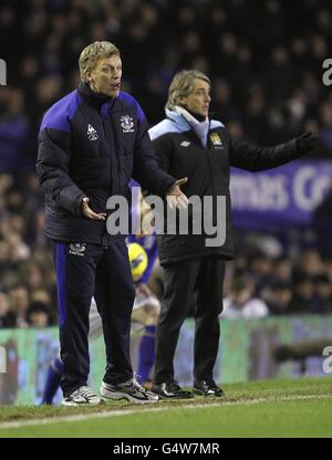 David Moyes, directeur d'Everton (à gauche) et Roberto Mancini, directeur de Manchester City (à droite) sur la ligne de contact. Banque D'Images