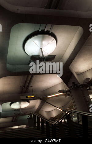 Un panneau d'information « sortie » en haut d'un escalier, dans la station de métro Westminster rénovée conçue par les architectes Michael Hopkins & Partners, faisant partie de l'extension de la ligne Jubilee du métro de Londres. Banque D'Images