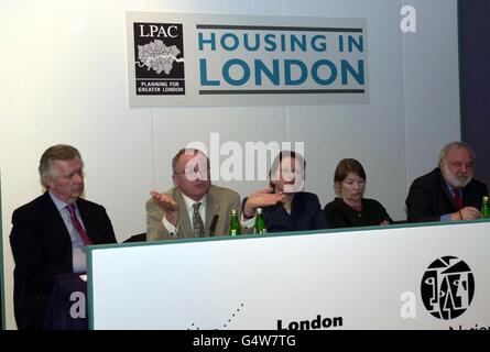 Les candidats Mayoraux de Londres (G-D) le conservateur Steve Norris, le travailliste Ken Livingstone, la démocrate libérale Susan Kramer et les labors Glenda Jackson et Frank Dobson, lors d'une conférence d'une journée sur le logement à Londres au Business Design Center de Londres. Banque D'Images