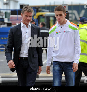 Paul di Resta de Force India (à droite) arrive avec le perforateur de la BBC F1 et l'ancien pilote David Coulthard à Silverstone pendant la journée de paddock pour le Grand Prix britannique de Formule un Santander au circuit de Silverstone, Northampton. Banque D'Images