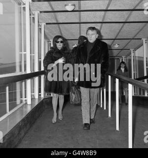 Film - Elizabeth Taylor et Richard Burton - l'aéroport de Heathrow, Londres Banque D'Images