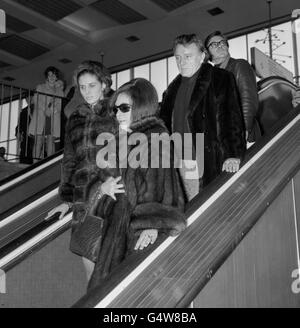 Elizabeth Taylor et son mari Richard Burton, stars du cinéma vêtues de visons, arrivent à l'aéroport d'Heathrow. Ils ont pris l'avion à bord d'un avion à réaction privé et sont à Londres pour assister à la première de Gala de ce soir du dernier film de Richard Burton, « Where Eagles Dare », qui sera présenté en présence de la princesse Alexandra a The Empire Theatre. La première aide le Fonds d'appel Richard Burton pour l'hémophilie. Banque D'Images