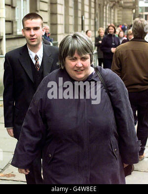 Primrose Shipman et son fils David quittent la Cour de justice de Preston, où son mari, le Dr Harold Shipman, a pris la parole pour la première fois, en présentant des éléments de preuve en sa propre défense le 26e jour de son procès pour meurtre.Shipman nie le meurtre de 15 femmes. Banque D'Images