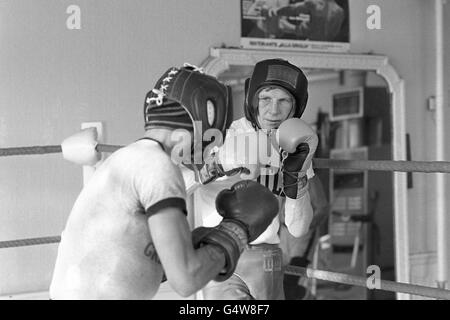 Le champion léger WBC Jim Watt (r) s'entraîne au Royal Oak Gymnasium de Londres, avant de défendre son titre contre Sean O'Grady Banque D'Images