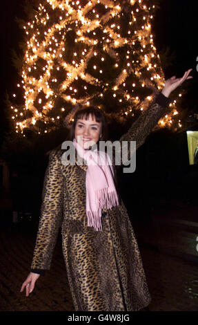 L'ancienne actrice EastEnders a transformé la chanteuse pop Martine McCutcheon, vêtue d'une veste à motif léopard et d'une écharpe rose, et montre l'éclairage festif sur l'arbre de Noël dans le centre-ville de Belfast, où elle a officiellement allumé les lumières de Noël. Banque D'Images