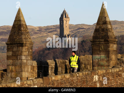 Le Monument Wallace et le Pont Stirling à Stirling. Le Premier ministre écossais, Alex Salmond, a déclaré que le Parti national écossais prévoyait de tenir son référendum sur l'indépendance écossaise en 2014, à l'occasion du 700e anniversaire de la bataille de Bannockburn. APPUYEZ SUR ASSOCIATION photo. Date de la photo: Vendredi 13 janvier 2012. La bataille de Bannockburn a eu lieu le 24 juin 1314, lorsque Bruce a vaincu une armée dirigée par Edward II Le crédit photo devrait se lire comme suit : Andrew Milligan/PA Wire Banque D'Images