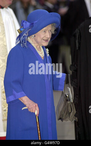 HM Reine Elizabeth la Reine mère, laissant la chapelle du Queens au Palais Saint James après le baptême de son grand-fils Charles Patrick Inigo Armstrong Jones, fils du vicomte et de la vicomte Linley. Banque D'Images