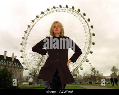 L'actrice Joanna Lumley pose devant le London Eye de British Airways, sur la South Bank de Londres, alors que les premiers billets pour le Eye sont en vente au public. Les billets à peuvent être réservés pour l'année 2000 au prix de 7.45 pour les adultes et 4.95 pour les enfants. Banque D'Images