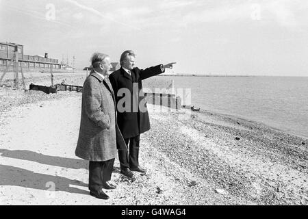 Michael Noble, ministre du Commerce (à gauche), et Michael Heseltine, sous-secrétaire d'État parlementaire du ministère de l'Environnement, regardent l'estran lors d'une visite à Maplin Sands, île Foulness, l'un des trois sites possibles pour le troisième aéroport de Londres. Banque D'Images