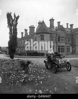 Lord Montagu, de Beaulieu, collègue de 25 ans, conduit à la Maison Beaulieu dans son bouton de Dion de 1903, se fait entendre avec sa sœur, l'honorable Mme Clark-Kennedy, dans une calaque jonquille. La voiture doit être vue dans son musée de voiture de Montagu. Un mandat a été délivré par les magistrats de Lymington le 15 octobre 1953 pour l'arrestation de Lord Montagu sur une accusation de «complot pour inciter certains hommes à commettre des infractions graves avec des hommes». Banque D'Images