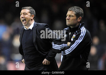 Football - championnat de la npower football League - Bristol City v Millwall - Ashton Gate.Derek McInnes, directeur de Bristol City (à gauche) et Tony Docherty, directeur adjoint (à droite) Banque D'Images