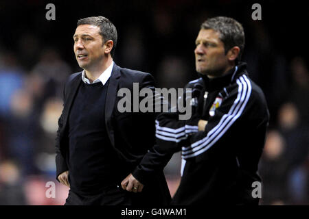 Football - championnat de la npower football League - Bristol City v Millwall - Ashton Gate.Derek McInnes, directeur de Bristol City (à gauche) et Tony Docherty, directeur adjoint (à droite) Banque D'Images