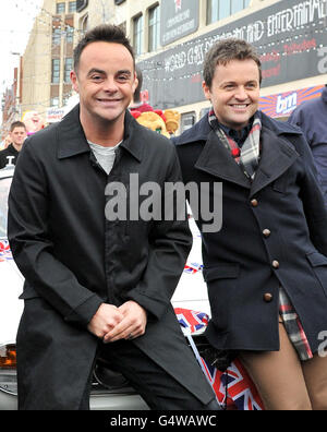 Anthony McPartlin (à gauche) et Declan Donnelly lors d'une séance photo avant le début du tournage du film pour le talent obtenu de la Grande-Bretagne à Blackpool. Banque D'Images