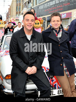 Anthony McPartlin (à gauche) et Declan Donnelly lors d'une séance photo avant le début du tournage du film pour le talent obtenu de la Grande-Bretagne à Blackpool. Banque D'Images