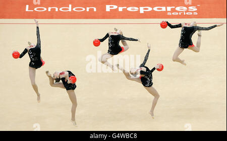 L'Ukraine se fait assister à la finale du groupe lors de la gymnastique internationale Visa à la North Greenwich Arena, Londres. Banque D'Images