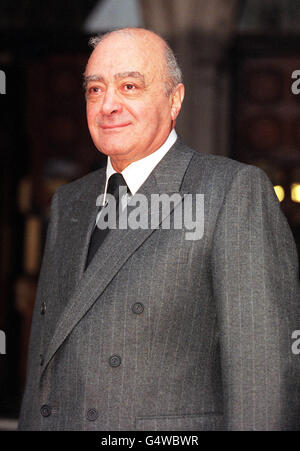 Le patron de Harrods Mohammed Al Fayed, arrivé à la haute Cour dans le centre de Londres, pour la dernière journée dans l'affaire de diffamation intentée contre lui par l'ancien député conservateur de Tatton, Neil Hamilton. Le jury prendra sa retraite pour examiner son verdict le 20/12/1999. Banque D'Images