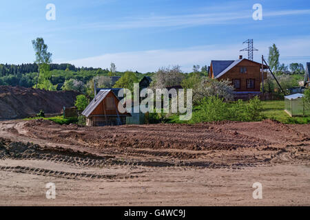 La construction de la centrale hydroélectrique de Vitebsk.Vue sur le barrage autour de village au bord de rivière. Banque D'Images