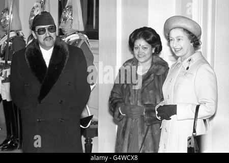 La reine Elizabeth II, à droite, saluait le roi Birendra du Népal et la reine Aishwarya du Népal à leur arrivée au Palais de Buckingham, au début de leur visite d'État de trois jours en Grande-Bretagne. Banque D'Images