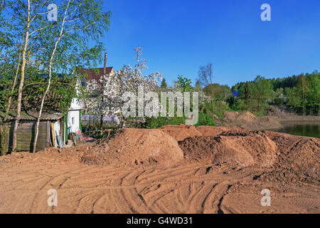La construction de la centrale hydroélectrique de Vitebsk.Vue de la construction du barrage, le long de la côte. Derrière un barrage village. Banque D'Images