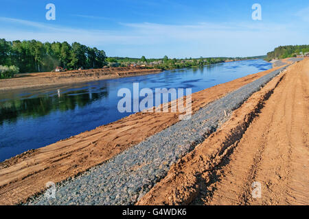 La construction de la centrale hydroélectrique de Vitebsk.Préparation de la rivière près du village de protection contre une inondation. Banque D'Images