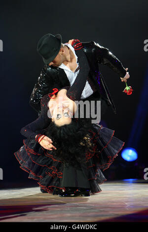 Nancy dell'Olio et Artem Chigvintsev se présentent à la dernière répétition de la tenue vestimentaire pour l'ouverture de la « visite en direct de danse du petit venu » au NIA, Birmingham. Banque D'Images