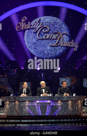 G-D : juges Craig Revel Horwood Len Goodman et Bruno Tonioli lors de la dernière répétition de la tenue pour l'ouverture de la « visite en direct de danse à venir » au NIA, Birmingham. Banque D'Images