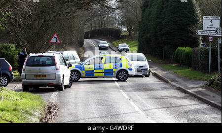 La police bloque les routes menant à la prison de Hewell Grange à Redditch, après qu'un prisonnier s'est échappé lorsqu'une camionnette embusqué les détenus jusqu'à la cour. Banque D'Images